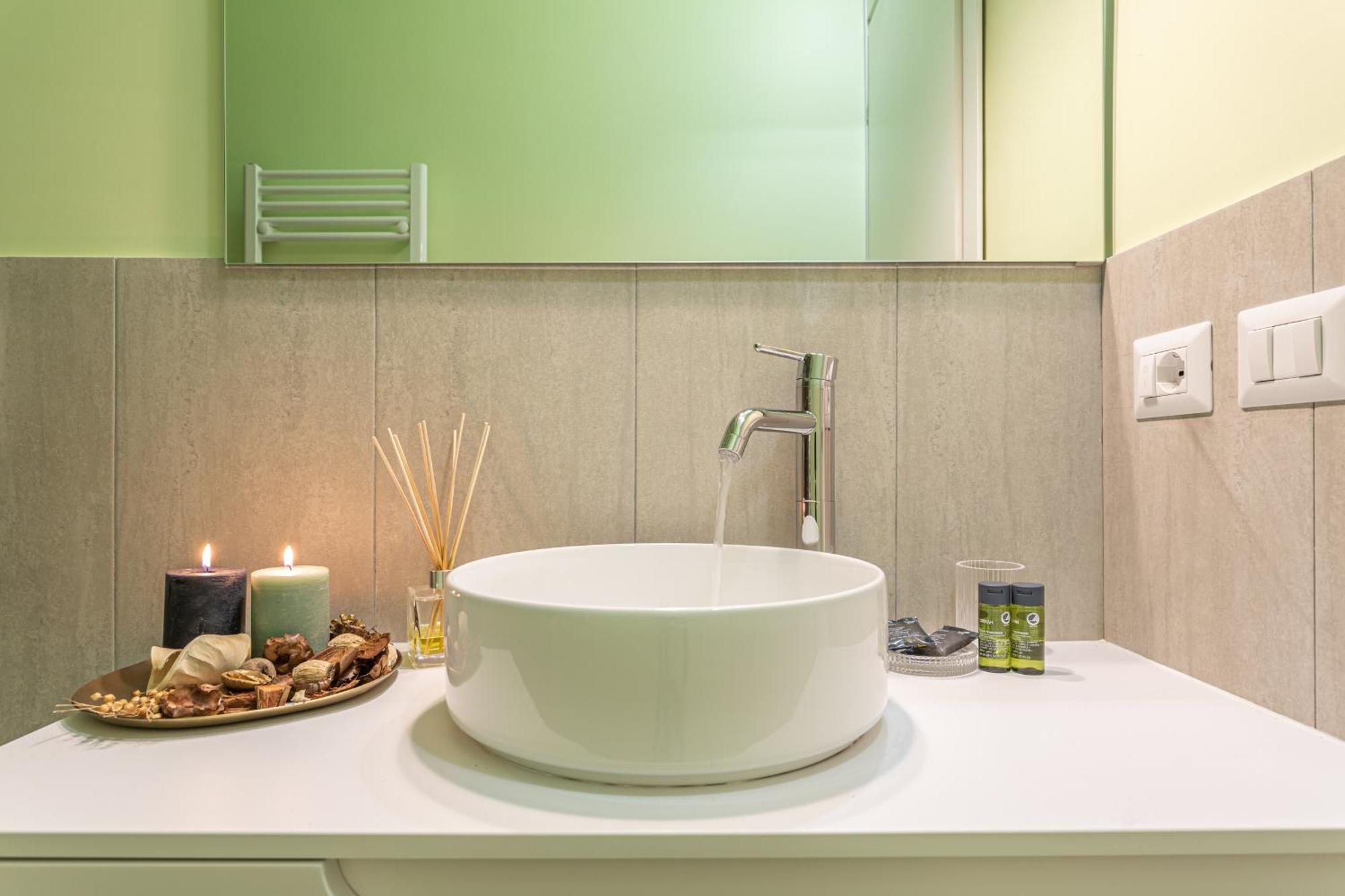 Giada - Charming At The Imperial Forums Apartment